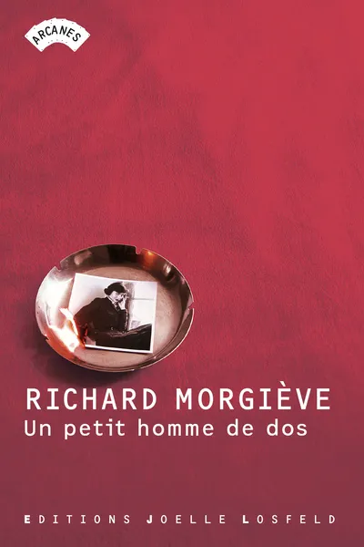 Un petit homme de dos